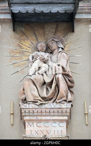 La Vierge Nary avec la statue de bébé Jésus sur la façade de la maison à Bologne, Italie Banque D'Images