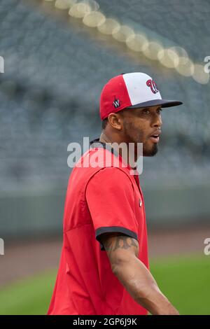 Denver CO, États-Unis. 27 septembre 2021. Washington shortstop Alcides Escobar (2) pendant la pratique de la batte avant le match avec les ressortissants de Washington et les Rocheuses du Colorado qui se sont tenues à Coors Field dans Denver Co. David Seelig/Cal Sport Medi. Crédit : csm/Alay Live News Banque D'Images