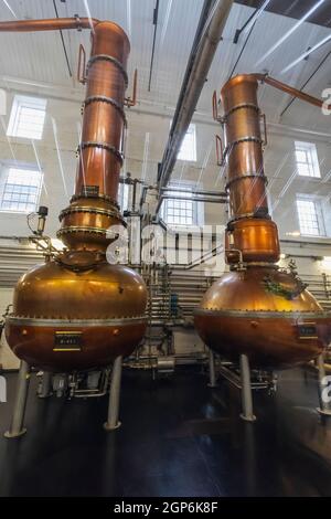 Angleterre, Hampshire, Laverton, Bombay Sapphire Gin Distillery, The Historical Copper Stills Banque D'Images