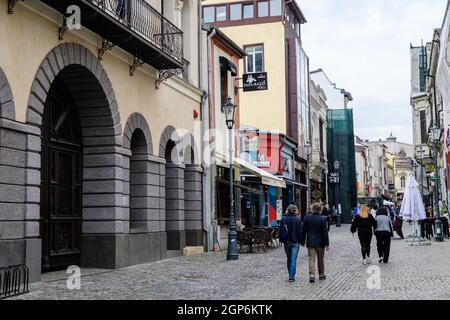 Bucarest, Roumanie, 16 octobre 2020 - rue avec de vieux bâtiments dans le centre historique lors d'une journée d'automne ensoleillée Banque D'Images