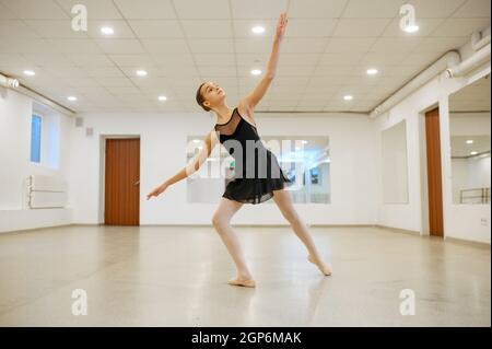 Une jeune ballerine élégante qui répète en classe. École de ballet, danseuses de chorégraphie, filles pratiquant la danse de grâce Banque D'Images