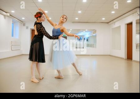 Le chorégraphe travaille avec la jeune ballerine en classe. École de ballet, danseuses de chorégraphie, filles pratiquant la danse de grâce Banque D'Images