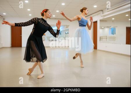 Le chorégraphe travaille avec la jeune ballerine en classe. École de ballet, danseuses de chorégraphie, filles pratiquant la danse de grâce Banque D'Images