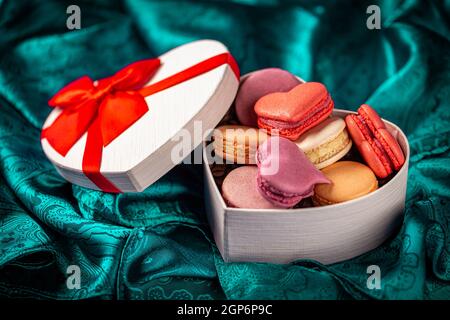 Macaron ou macaron français dans une boîte en forme de cœur. Concept de la Saint-Valentin Banque D'Images