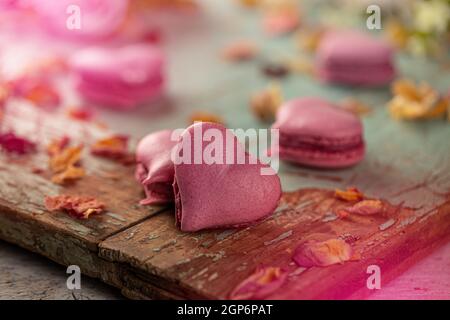 Macarons en forme de cœur pour la Saint-Valentin sur bois Banque D'Images