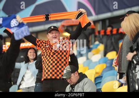 Kiev, Ukraine. 28 septembre 2021. KIEV, UKRAINE - 28 SEPTEMBRE 2021 - des fans sont vus avant la Ligue des champions de l'UEFA - 2021/22 tour de 16 match entre le FC Shakhtar Donetsk et le FC Inter Italie au NSC Olimpiyskiy, Kiev, capitale de l'Ukraine crédit: UKRINFORM/Alay Live News Banque D'Images