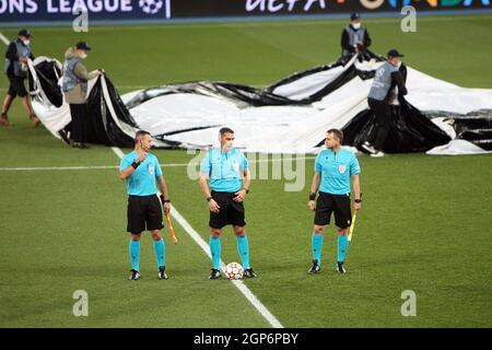 Kiev, Ukraine. 28 septembre 2021. KIEV, UKRAINE - 28 SEPTEMBRE 2021 - des arbitres sont vus avant la Ligue des champions de l'UEFA - 2021/22 tour de 16 match entre le FC Shakhtar Donetsk et le FC Inter Italie au NSC Olimpiyskiy, Kiev, capitale de l'Ukraine crédit: UKRINFORM/Alay Live News Banque D'Images