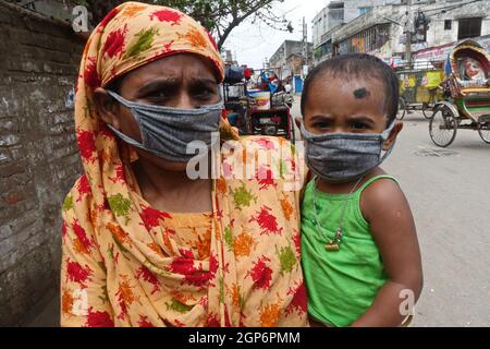 Portrait d'une mère avec un bébé pendant le verrouillage. Le pays a eu plusieurs blocages pour contenir la propagation du coronavirus. Dhaka, Bangladesh. Banque D'Images