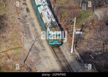 Krasnodar, Russie - Février 23, 2017 : train de marchandises qui transitent par les bâtiments de la ville Banque D'Images