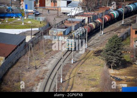 Krasnodar, Russie - Février 23, 2017 : train de marchandises qui transitent par les bâtiments de la ville Banque D'Images