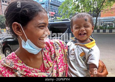 Un mousseur avec un bébé pendant le maintien. Le pays a eu plusieurs blocages pour contenir la propagation du coronavirus. Dhaka, Bangladesh. Banque D'Images