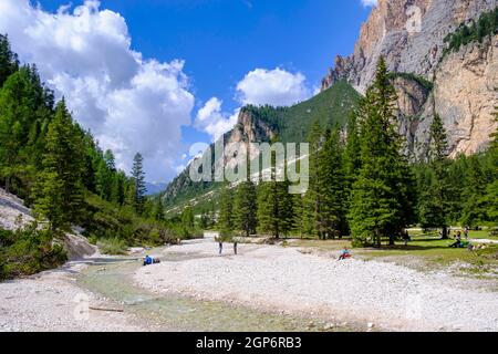 Ruisseau à la Capanna Alpina, col de Valparola, Parc naturel de Fanes Sennes Baies, Val Badia, Abbaye, Ladinia, Dolomites, Tyrol du Sud, Italie Banque D'Images