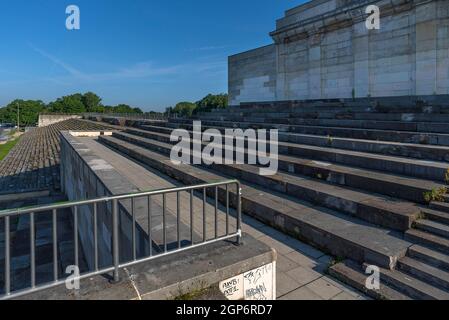 Tribune principale du champ de Zeppelin à partir de 1940 sur l'ancien terrain de rassemblement du Parti nazi, Nuremberg, moyenne-Franconie, Bavière, Allemagne Banque D'Images