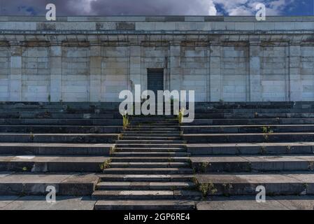 Escalier menant à la tribune principale du champ de Zeppelin à partir de 1940 sur l'ancien site du rassemblement du parti nazi, Nuremberg, moyenne-Franconie, Bavière, Allemagne Banque D'Images