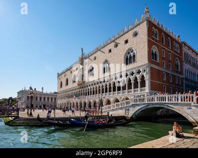 Piazzetta au Palais des Doges, gondoles devant, Venise, Vénétie, Italie Banque D'Images