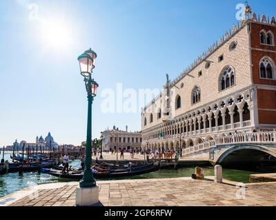 Piazzetta au Palais des Doges, gondoles devant, église de Santa Maria della Salute à l'arrière, Venise, Venise, Vénétie, Italie Banque D'Images