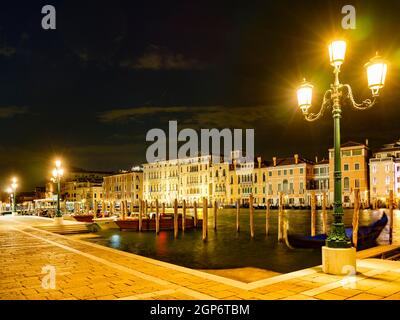 Bateau amarré devant la façade de la maison historique sur le Grand Canal la nuit, Venise, Venise, Vénétie, Italie Banque D'Images