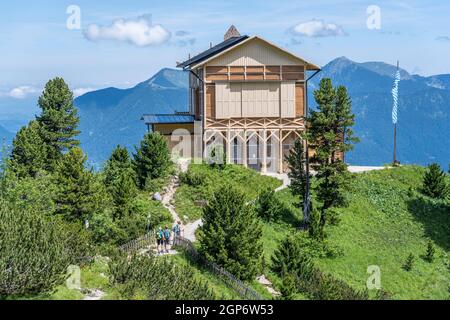 Schachenhaus avec panorama sur la montagne, Schachenschloss, Koenigshaus am Schachen, randonneurs sur un sentier de randonnée, montagnes Wetterstein, Garmisch Banque D'Images