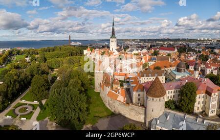 Mur de ville, fortification de la ville de Chevaler, Tallinna linnamueuer avec tours murales et église Olai, Tallinn, Estonie Banque D'Images