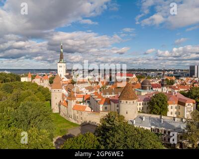 Mur de ville, fortification de la ville de Chevaler, Tallinna linnamueuer avec tours murales et église Olai, Tallinn, Estonie Banque D'Images