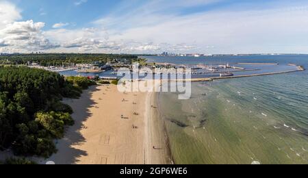 Vue sur la plage et le port de plaisance, Pirita, vue aérienne, Tallinn, Estonie Banque D'Images