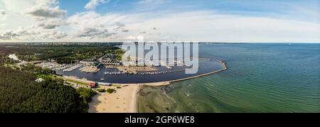 Vue sur la plage et le port de plaisance, Pirita, vue aérienne, Tallinn, Estonie Banque D'Images