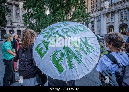 Le 28 septembre 2021, les Ativistes se sont enchaînés autour d'un arbre au parc de l'hôtel de ville, demandant au président du conseil municipal, Corey Johnson, de tenir une audience de surveillance immédiate sur la destruction du parc East River. Les activistes et les résidents tentent de protéger les 1000 arbres matures du parc East River qui sont maintenant en train de démolir. Le système prévoit de faire plus de place pour les voitures et le ciment, mais sous-estime la valeur des ressources naturelles, qui refroidissent le climat, contiennent de l'eau précieuse, et fournissent un habitat pour d'innombrables créatures, herbes, et fleurs. (Photo par Erik McGregor/Sipa USA) Banque D'Images