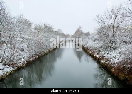 Le magnifique port couvert de neige dans le quartier Neulindenau de Leipzig en hiver, avec des sentiers glacés et de la rivière. Banque D'Images