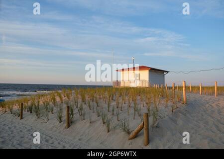 La vue sur la dune dans la magnifique et petite station balnéaire de Zempin vers la tour des sauveteurs. Banque D'Images