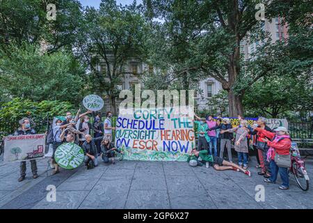 Le 28 septembre 2021, les Ativistes se sont enchaînés autour d'un arbre au parc de l'hôtel de ville, demandant au président du conseil municipal, Corey Johnson, de tenir une audience de surveillance immédiate sur la destruction du parc East River. Les activistes et les résidents tentent de protéger les 1000 arbres matures du parc East River qui sont maintenant en train de démolir. Le système prévoit de faire plus de place pour les voitures et le ciment, mais sous-estime la valeur des ressources naturelles, qui refroidissent le climat, contiennent de l'eau précieuse, et fournissent un habitat pour d'innombrables créatures, herbes, et fleurs. (Photo par Erik McGregor/Sipa USA) Banque D'Images