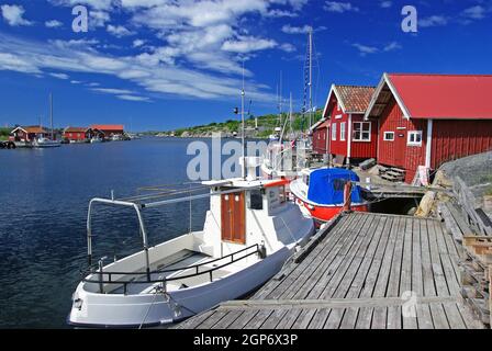 Bateaux sur une jetée en bois, îles koster, parc national, côte ouest suédoise, îles koster, suède Banque D'Images