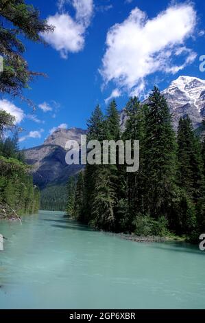 Rivière glaciaire avec de hautes montagnes en arrière-plan, rivière Kenny, Mont Robson, Colombie-Britannique, Canada Banque D'Images