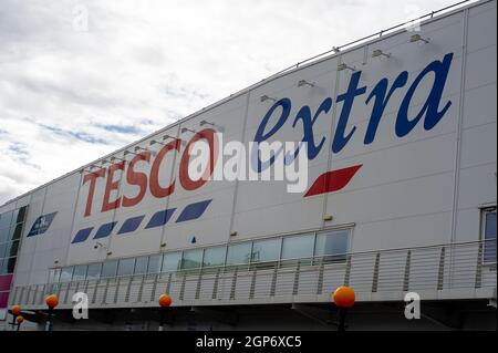 Slough, Royaume-Uni. 28 septembre 2021. Les supermarchés Tesco ont averti qu'en raison des problèmes de chaîne d'approvisionnement en cours, certains produits pourraient ne pas être disponibles dans leurs supermarchés à Noël. Pénurie de personnel due à la pandémie de Covid-19, nombre insuffisant de postes vacants et pénurie de chauffeurs routiers après le Brexit comme étant quelques-uns des problèmes qui affectent les entreprises. Crédit : Maureen McLean/Alay Banque D'Images