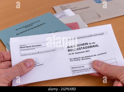 Mains tenant un bulletin de vote pour l'élection des membres du Bundestag allemand sur 26.09.2021, Allemagne Banque D'Images