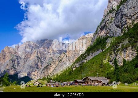 Uetia Scotoni, cabane Scotoni, près de Capanna Alpina, col Valparola, Parc naturel de Fanes Sennes Baies, Val Badia, Abbaye, Ladinia, Dolomites, Tyrol du Sud Banque D'Images