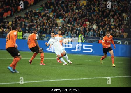 Kiev, Ukraine. 28 septembre 2021. KIEV, UKRAINE - 28 SEPTEMBRE 2021 - le joueur du FC Inter Lautaro Martinez (C) est vu en action pendant la Ligue des champions de l'UEFA - 2021/22 tour de 16 jeu entre le FC Shakhtar Donetsk et le FC Inter Italie au NSC Olimpiyskiy, Kyiv, capitale de l'Ukraine crédit: UKRINFORM/Alay Live News Banque D'Images