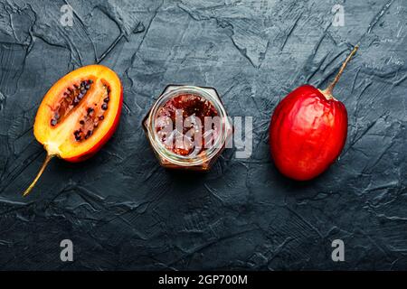 Délicieux confiture de tamarillo exotique dans un pot en verre Banque D'Images