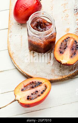 Délicieux confiture de tamarillo exotique dans un pot en verre Banque D'Images