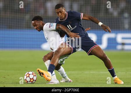 Paris, France, 28 septembre 2021. Presnel Kimpembe de Paris St Germain et Raheem Sterling de Manchester City pour le match de la Ligue des Champions de l'UEFA au Parc des Princes à Paris. Le crédit photo devrait se lire: David Klein / Sportimage crédit: Sportimage / Alay Live News Banque D'Images