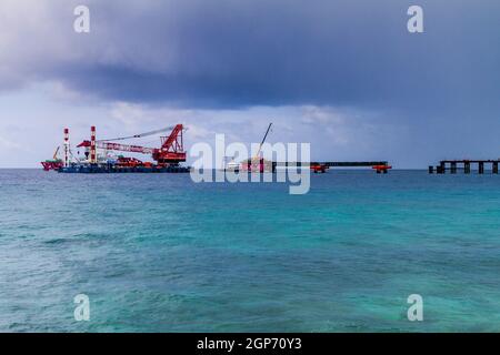 MASCULIN, MALDIVES - 11 JUILLET 2016: Grues construisant la liaison de la capitale Malé et l'île de l'aéroport. Banque D'Images