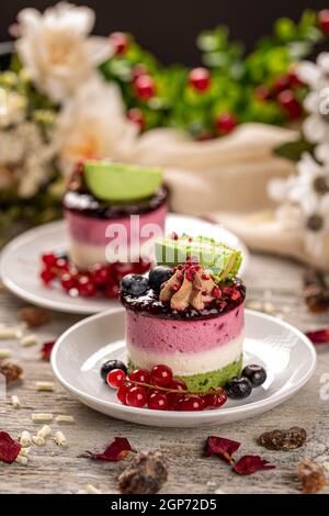 Gâteau à trois petites couches rondes de couleur avec gelée de fruits Banque D'Images