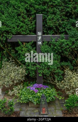 Croix, commémoration, site d'assassinat de Hanns Martin Schleyer, Vincenz-Statz-Strasse, Braunsfeld, Cologne, Rhénanie-du-Nord-Westphalie, Allemagne Banque D'Images