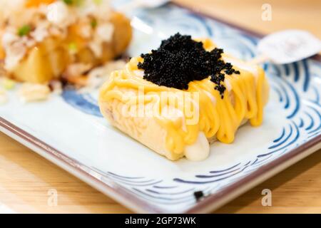 Tamagoyaki, omelette sucrée japonaise, mise au point sélective. Gros plan sur la cuisine japonaise, ensemble de sushi aux œufs, Tamagoyaki, nigirizu au tobiko ou Banque D'Images