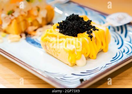 Tamagoyaki, omelette sucrée japonaise, mise au point sélective. Gros plan sur la cuisine japonaise, ensemble de sushi aux œufs, Tamagoyaki, nigirizu au tobiko Banque D'Images