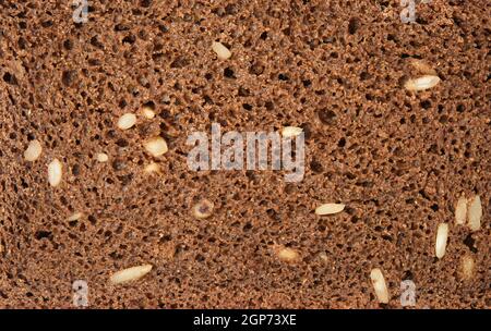 texture d'une tranche de pain faite de farine de seigle avec graines de tournesol, cadre plein Banque D'Images