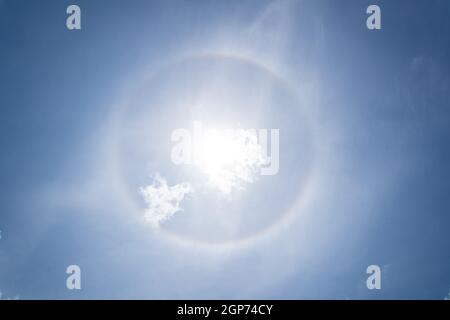 Santa Clara, Cuba. 03 avril 2019 : un halo solaire visible dans le ciel à 13:38:38 heure de Cuba Banque D'Images