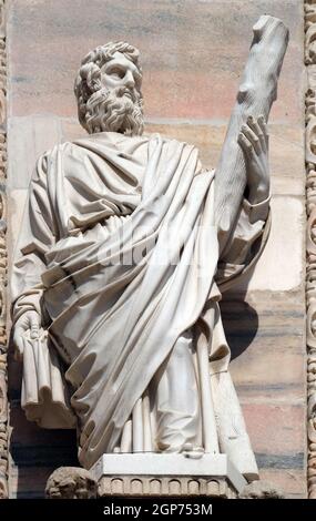 Saint Jude Thadeus statue sur la façade de la cathédrale de Milan, le Duomo di Santa Maria Nascente, Milan, Lombardie, Italie Banque D'Images