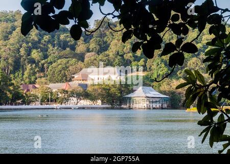 Le lac Bogambara et le temple de la relique de la dent sacrée à Kandy, Sri Lanka Banque D'Images