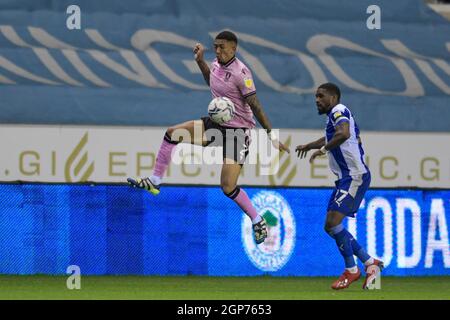 Liam Palmer #2 de Sheffield mercredi contrôle le ballon Banque D'Images