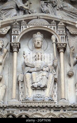 Vierge à l'enfant sur un trône, le portail de sainte Anne, la Cathédrale Notre Dame, Paris, Site du patrimoine mondial de l'UNESCO à Paris, France Banque D'Images